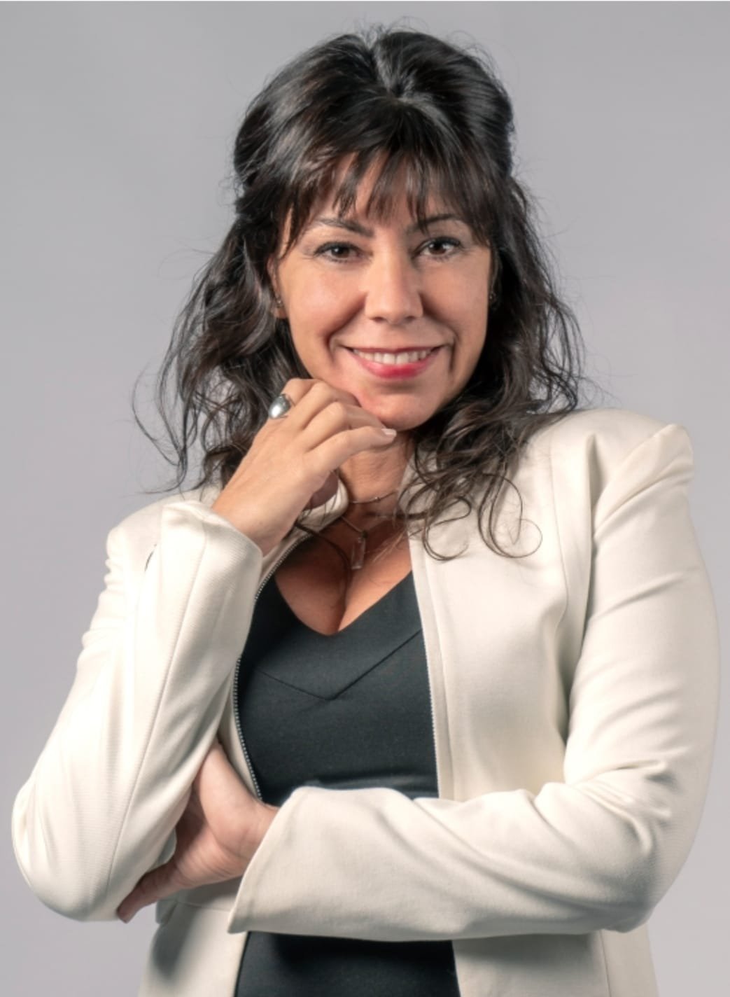 Retrato corporativo de Cynthia Lerda, fundadora de ALINEADOS